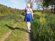 Un MILF à gros cul jette son string et marche cul nu 7/16