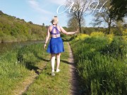 Un MILF à gros cul jette son string et marche cul nu 8/16