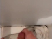 Me masturbo y me corro en la pared 