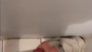 Me masturbo y me corro en la pared 