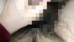 座ってちんぽをいじっていたら射精しちゃった毛深いちょっとぽっちゃりおじさん