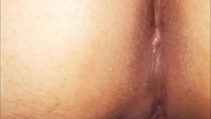 DELICIOSO ORGASMO MIENTRAS ME MASTURBO VIENDO UN TRIO - MASTURBACIÓN FEMENINA