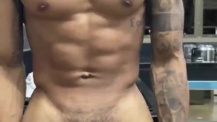 Mostrando o maior pau do Brasil