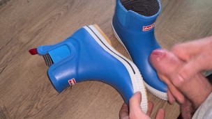 Cumming on rubberboots