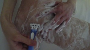 Teen shaves pussy close up and let's me fuck cumshot