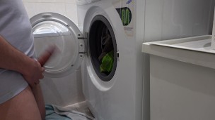 Peeing in the washing machine before to wash clothes