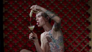 Nicky show de bananas na garganta profunda