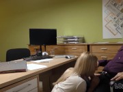 LOAN4K Dude ayuda a una chica rubia cuando necesita dinero extra para un coche 9/16