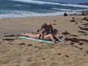 Fille qui bronze seins nus se fait baiser à la plage sur le sable, Naemyia 1/16