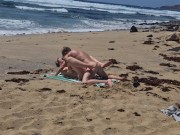 Fille qui bronze seins nus se fait baiser à la plage sur le sable, Naemyia 10/16