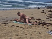 Fille qui bronze seins nus se fait baiser à la plage sur le sable, Naemyia 12/16