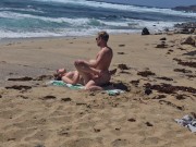 Fille qui bronze seins nus se fait baiser à la plage sur le sable, Naemyia 14/16