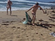 Fille qui bronze seins nus se fait baiser à la plage sur le sable, Naemyia 15/16