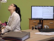 LOAN4K Hottie a besoin de nouveaux instruments de musique pour avoir une session sexy 7/16