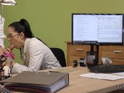 LOAN4K Hottie a besoin de nouveaux instruments de musique pour avoir une session sexy 9/16