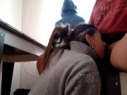 Пока моя соседка по комнате смотрела в окно и слушала музыку, моя девушка мне делала кунилингус 11/16