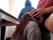 Пока моя соседка по комнате смотрела в окно и слушала музыку, моя девушка мне делала кунилингус 16/16