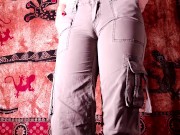 schau mir zu wie ich meine cargohose entspannt einpisse :) 2/16