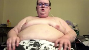 BBW Plays With Titties