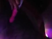 Me masturbo entre luces hasta que me corro