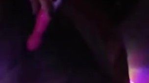 Me masturbo entre luces hasta que me corro