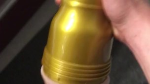 Mes parents absent, j'en profites pour baiser mon Fleshlight !