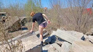Hot teen hiding in an abandoned construction site to walk bottomless