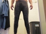 Guy pee in pants - Screenshot 7 of 16 - Pee