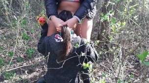 Отблагодарила свою девушку за букет кунилингусом в лесу - IkaSmokS