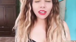 Giganta latina te encierra en una caja (Trailer)