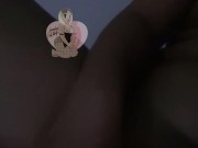 Masturbiere meine geile Pussy mit meinem Lieblingsvibrator während ich gepluggt bin und squirte OF