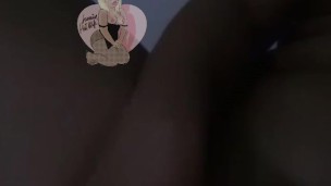 Masturbiere meine geile Pussy mit meinem Lieblingsvibrator während ich gepluggt bin und squirte OF
