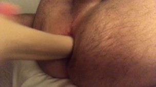 Continuando a brincar com o belo dildo Brent Corrigan