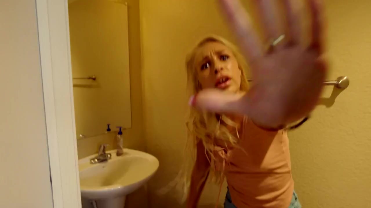 Сводная сестра "у тебя дырка в штанах? Твоя вагина торчит наружу!" - RedTube