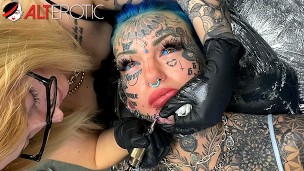 Australiana bombástica Amber Luke recebe uma nova tatuagem no queixo