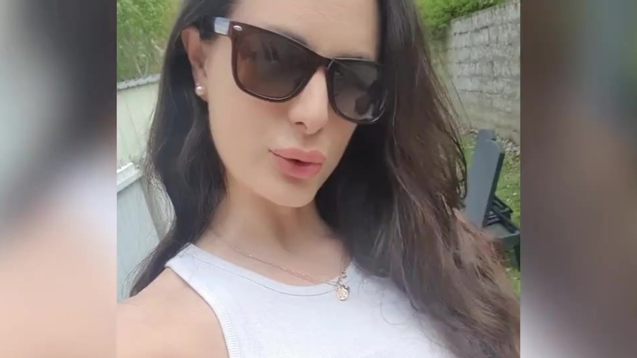 Salope française aux gros seins s'exibe nue sur une plage - RedTube