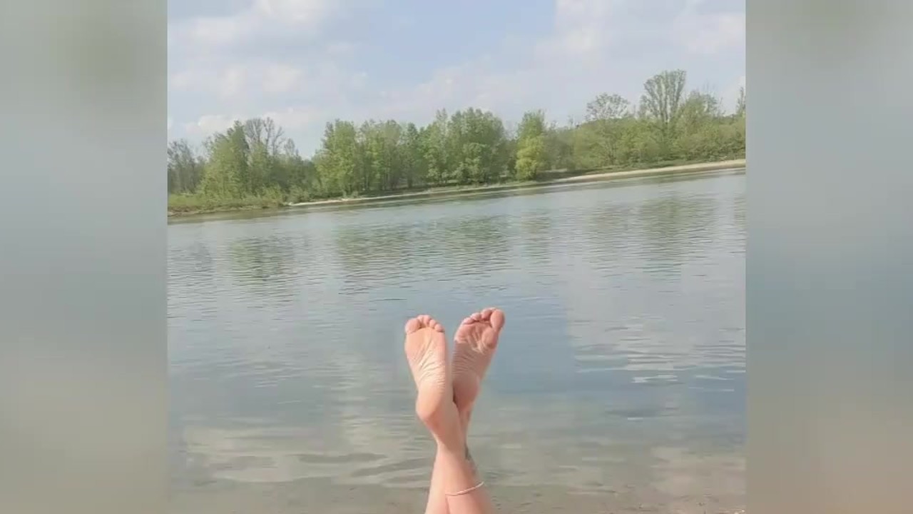 Salope française aux gros seins s'exibe nue sur une plage - RedTube