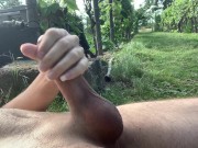 Riskantes Abspritzen im Garten in der nähe vom Weg