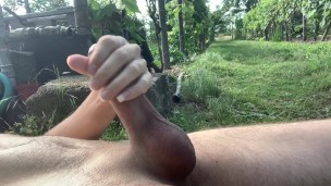Riskantes Abspritzen im Garten in der nähe vom Weg