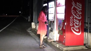 赤いコートで自販機前露出。