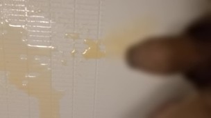 ぽっちゃり体型の包茎がおしっこしてみた