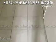 Femme de ménage de 18 ans vide les couilles de son employeur ! 1/16