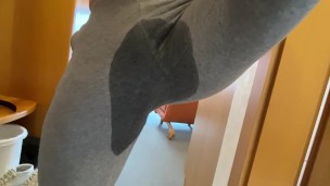In die Jogginghose pullern. 