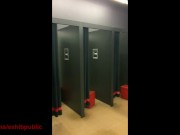 choix de lingerie dans une cabine d'essayage