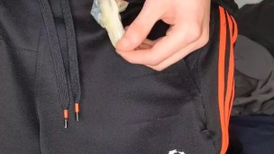 BRANLETTE DANS UNE CAPOTTE PENDANT QUE JE MATTE UN PORNO