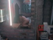 Grabe a mi novia y la encontré revolcándose con el vecino