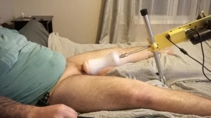 Amateur guy cums from fleshlight fucking machine