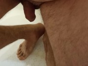 Guy pissing in the bathroom. Парень ссыт в ванной и попадает мочей на ноги.