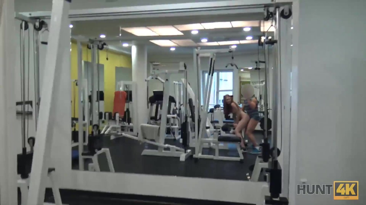 HUNT4K Nettes Mädchen anstatt zu trainieren hat Sex im Fitnessstudio mit einem reichen Jäger - 無料セックスビデオ - RedTube