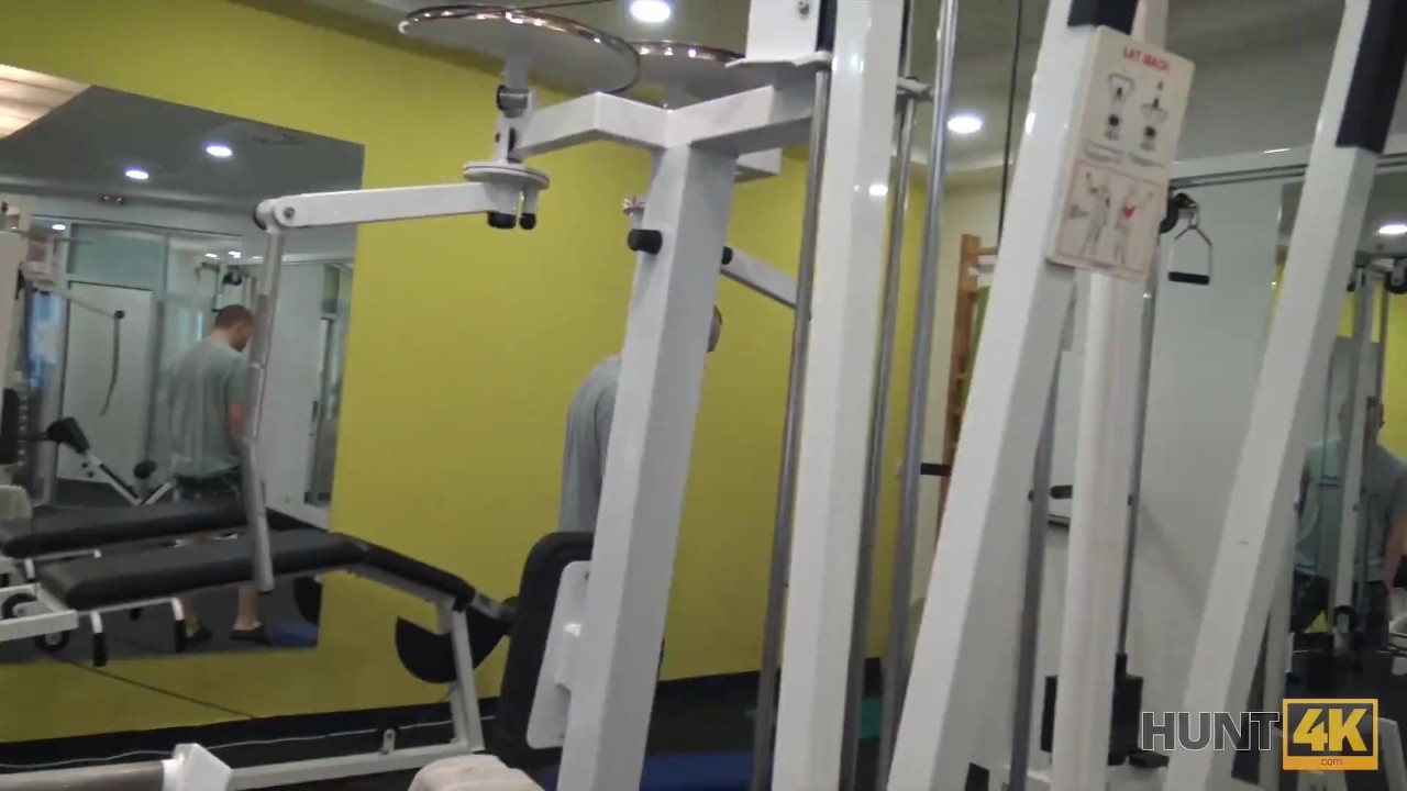HUNT4K Nettes Mädchen anstatt zu trainieren hat Sex im Fitnessstudio mit einem reichen Jäger - 無料セックスビデオ - RedTube